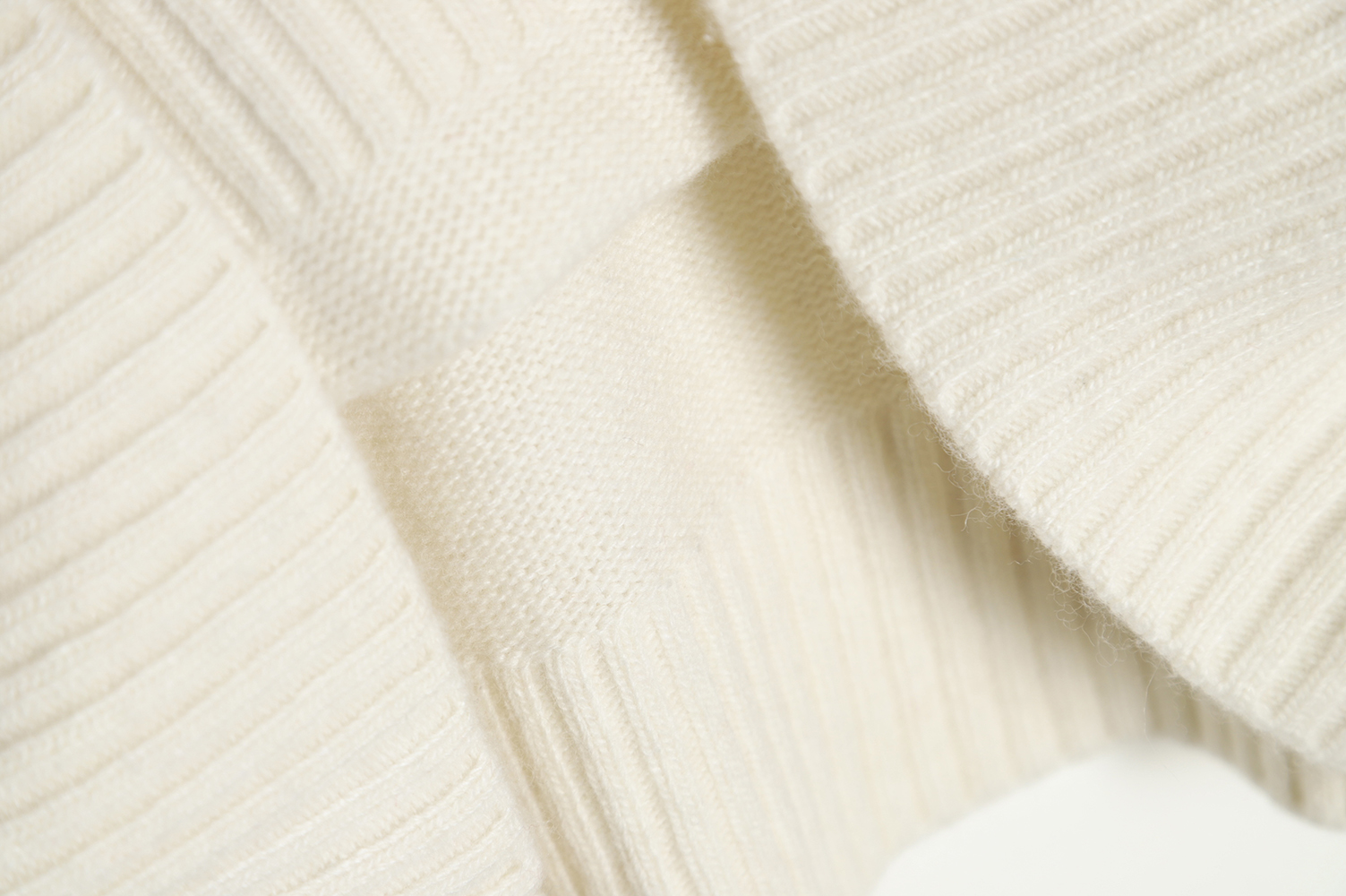 AMI PARIS Heart Turtleneck