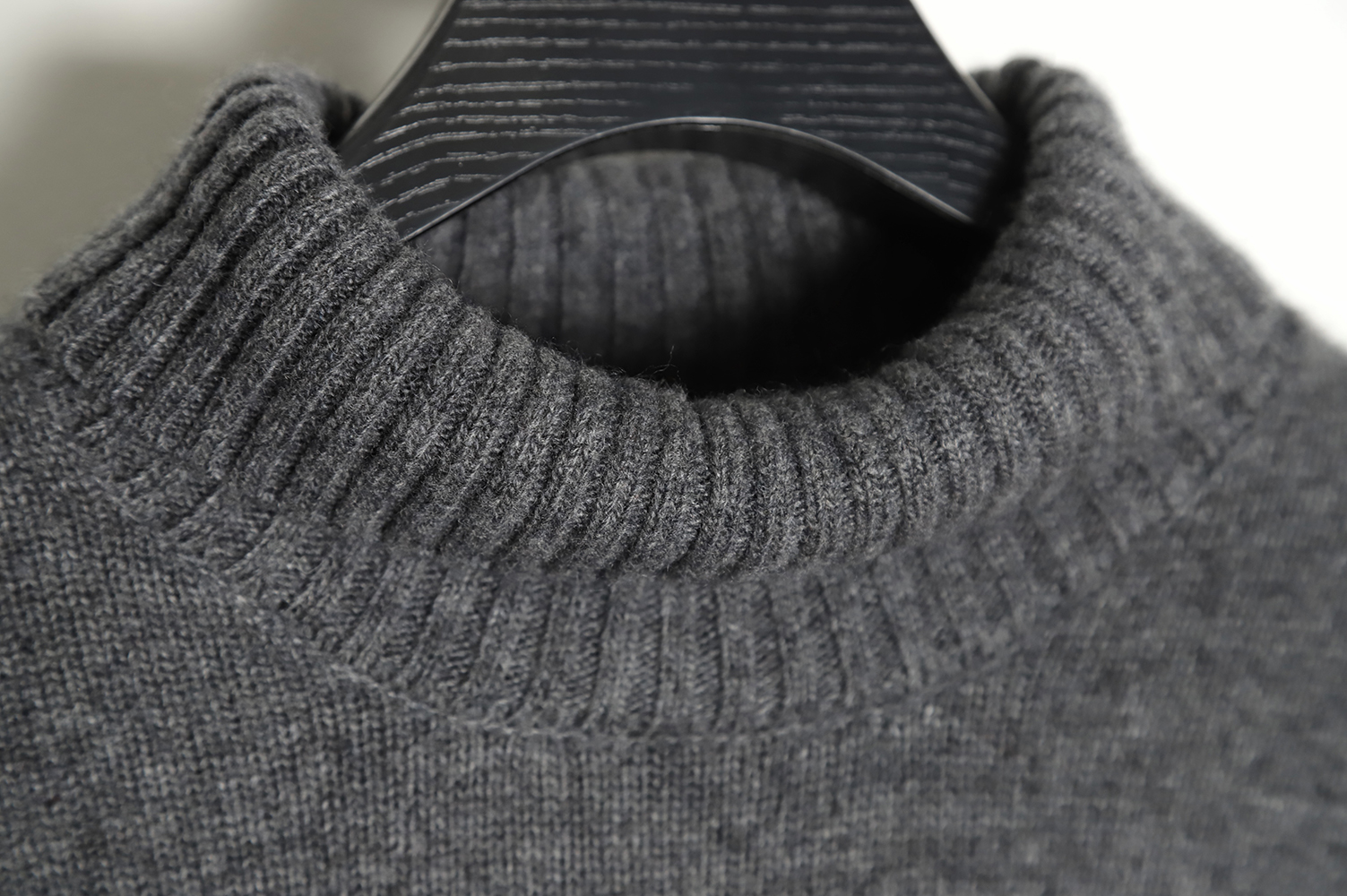 AMI PARIS Heart Turtleneck TSK4