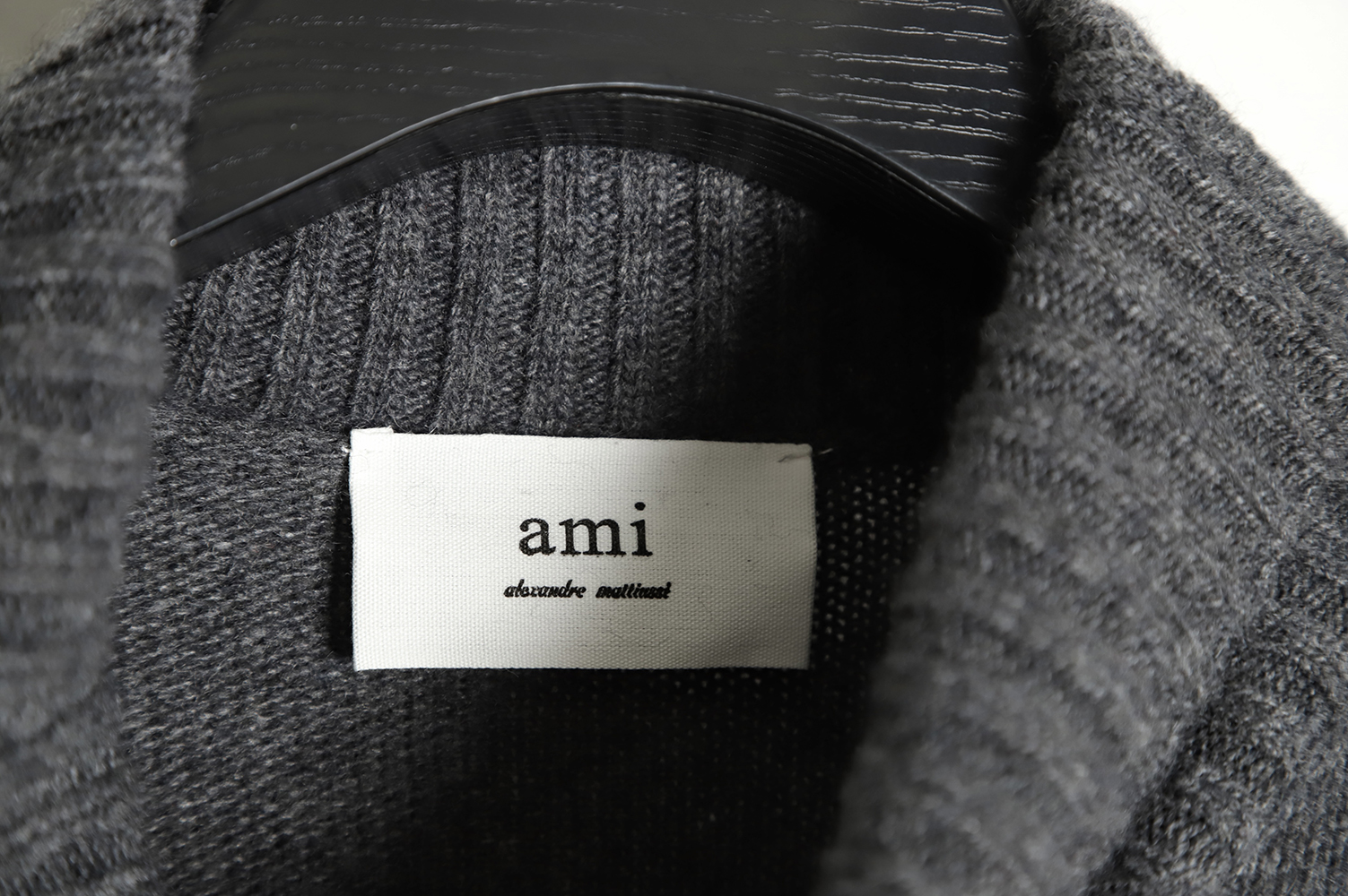 AMI PARIS Heart Turtleneck TSK4