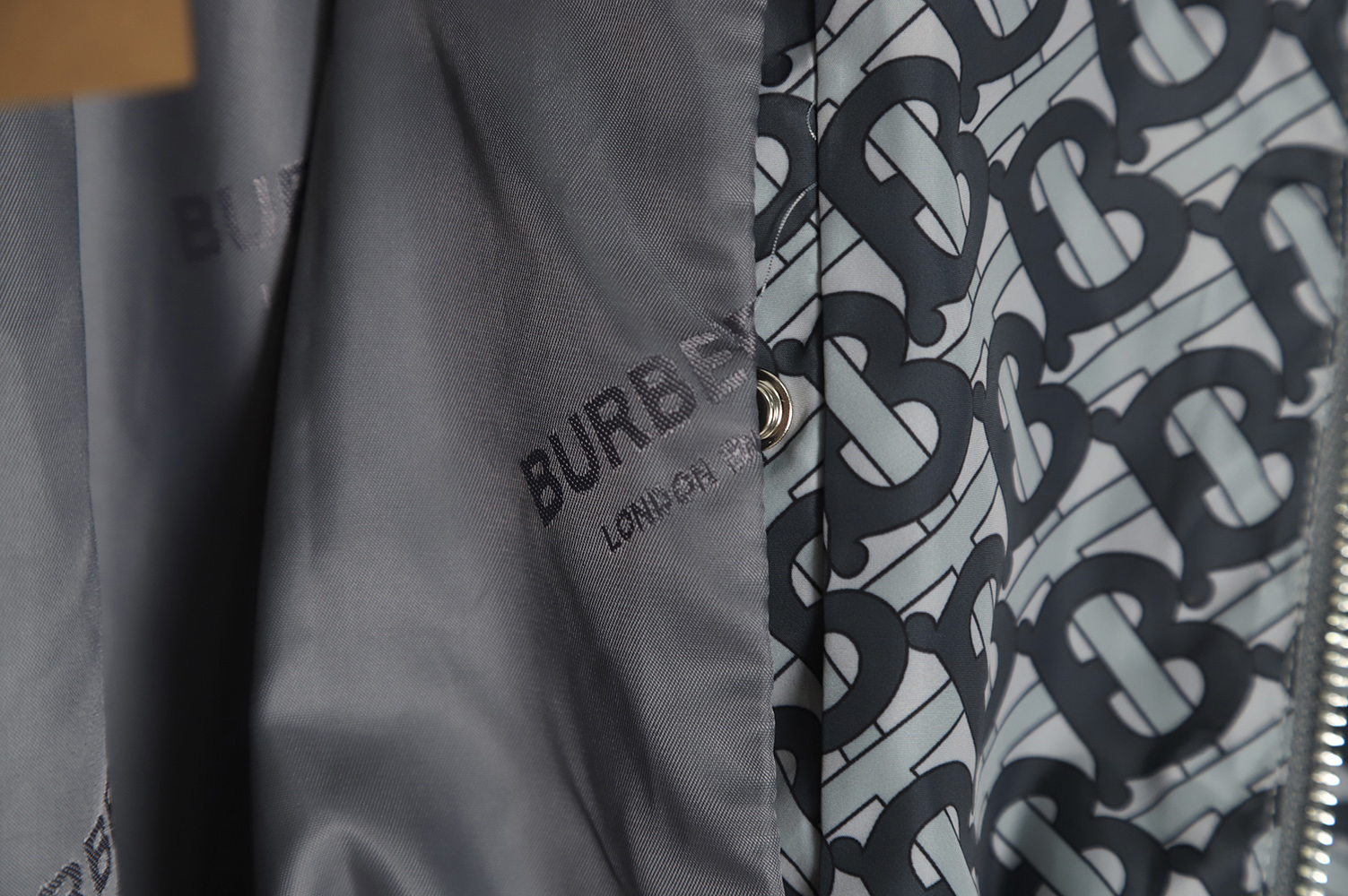 Burberry 22FW Full Indonesia Dragon Hooded Jacket