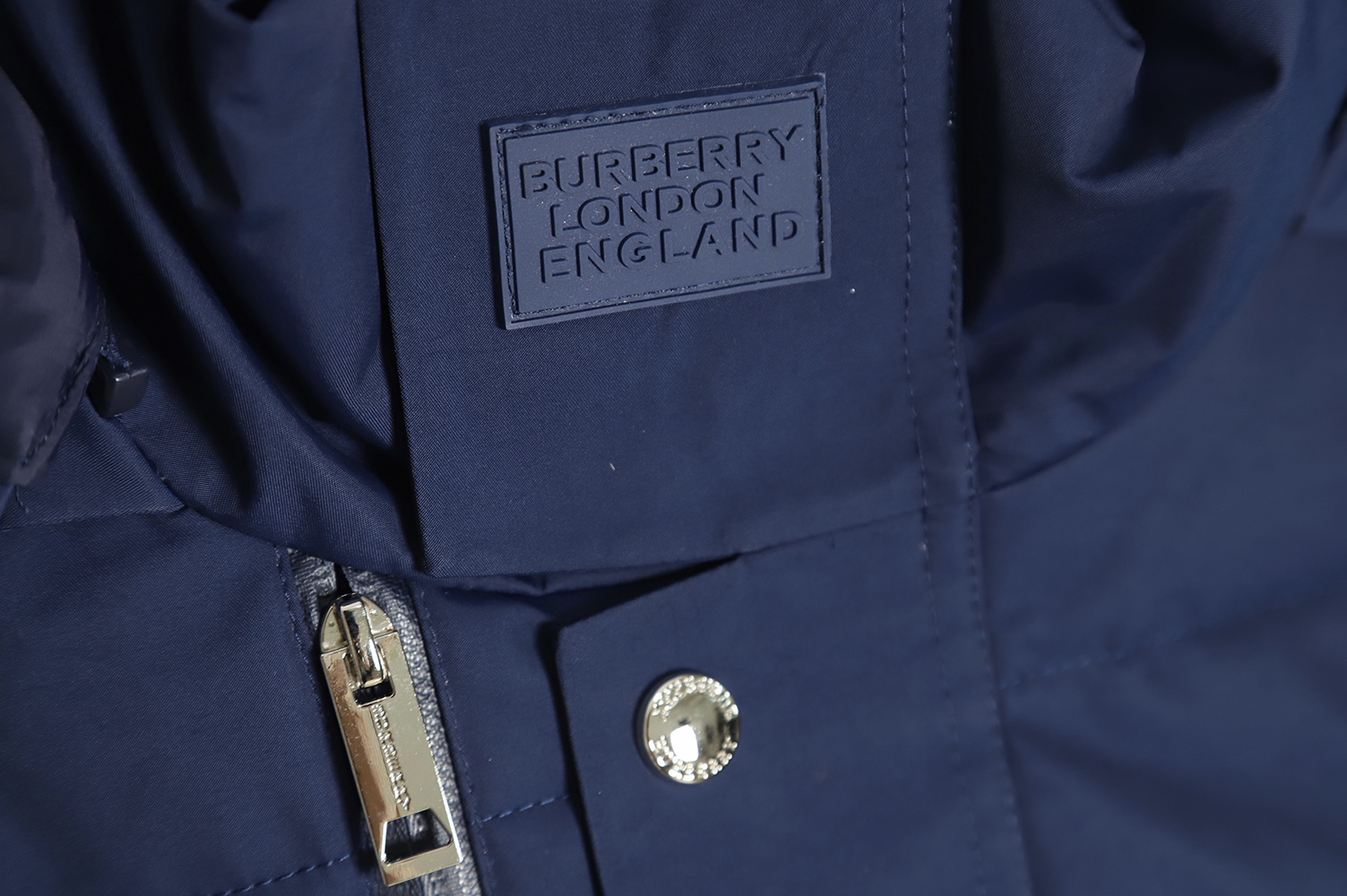 Burberry 22Fw embroidery small standard collar hooded down jacket TSK1
