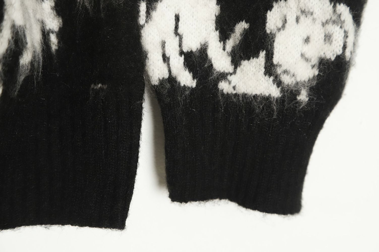 Celine 22FW Cartoon Puppy Mohair Cardigan TSK1