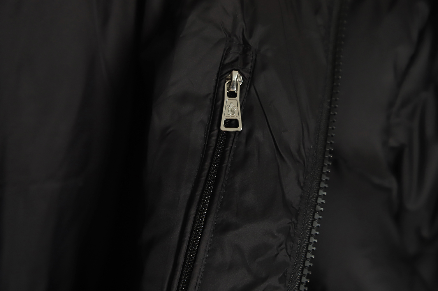 Moncler stellaire cropped color-block puffy hooded down jacket