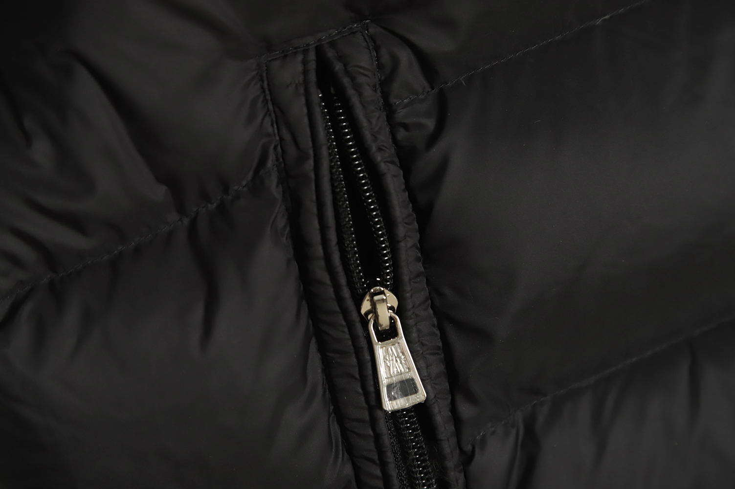 Moncler stellaire cropped color-block puffy hooded down jacket