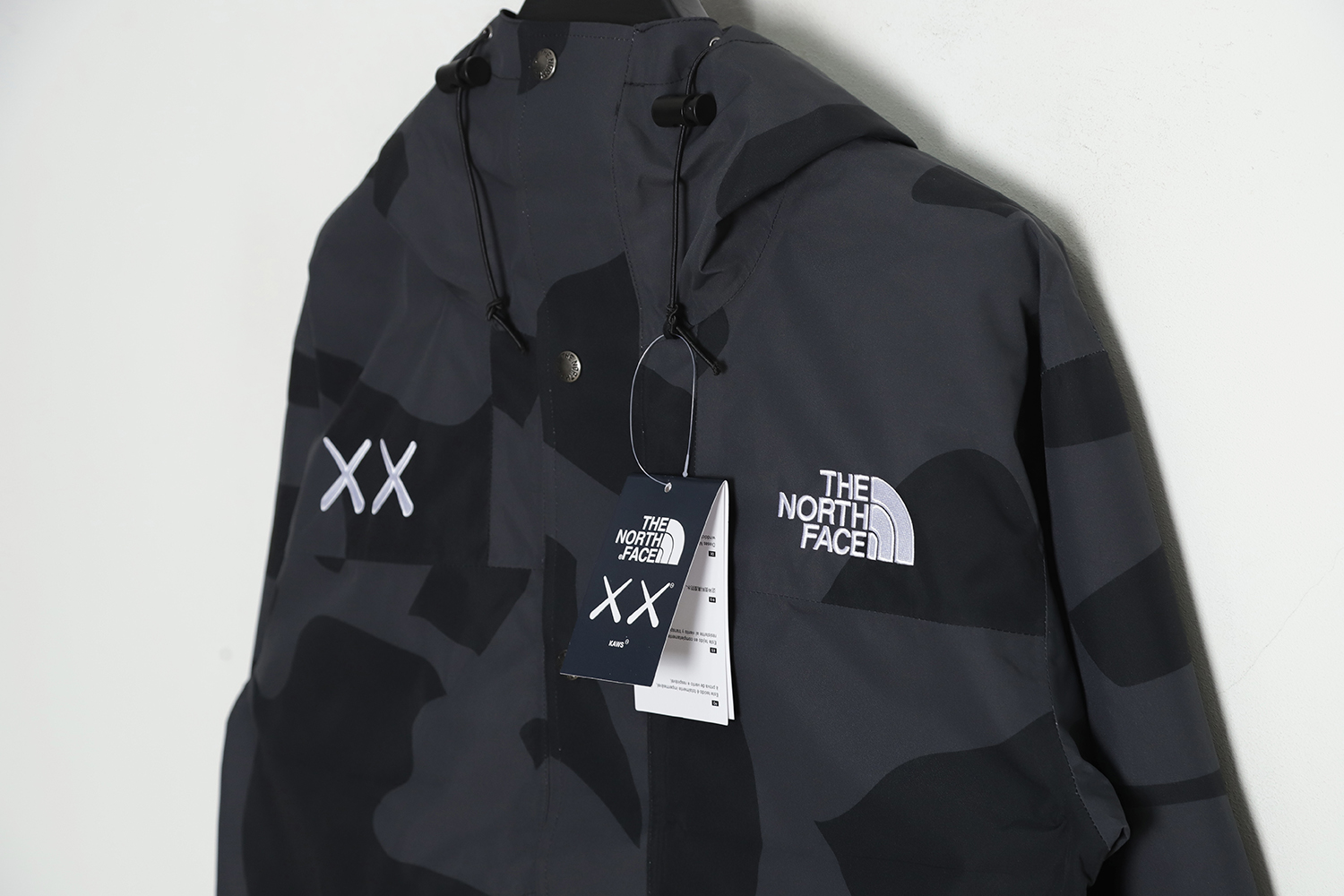 THE NORTH FACE x XX KAWS joint FW22 outdoor color matching hard shell hooded jacket TSK1