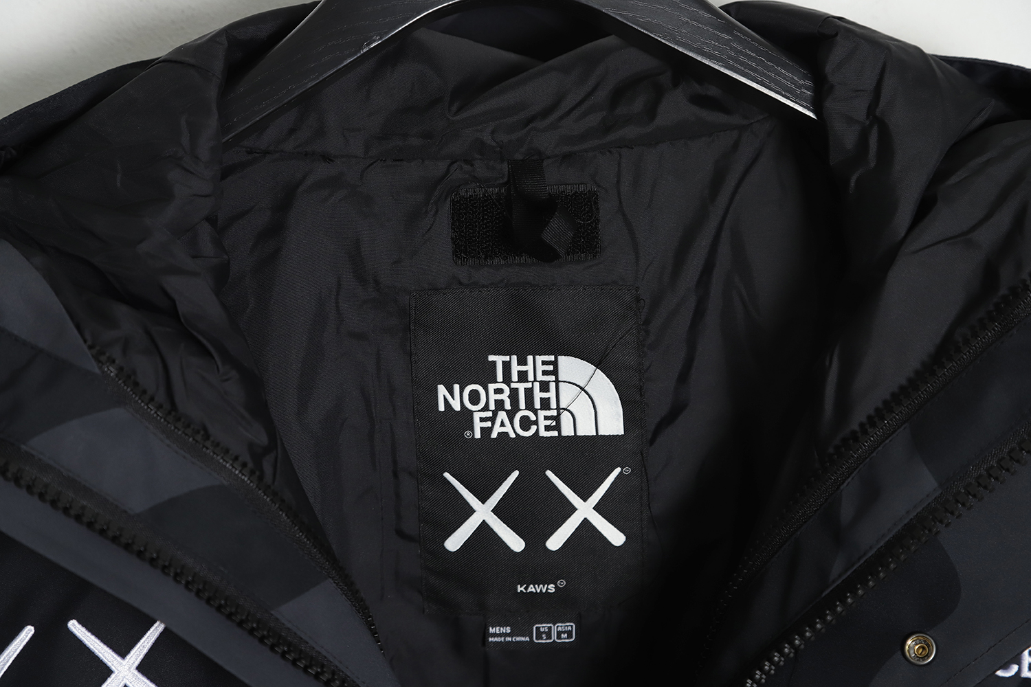 THE NORTH FACE x XX KAWS joint FW22 outdoor color matching hard shell hooded jacket TSK1