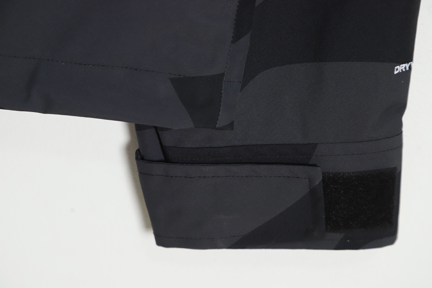 THE NORTH FACE x XX KAWS joint FW22 outdoor color matching hard shell hooded jacket TSK1