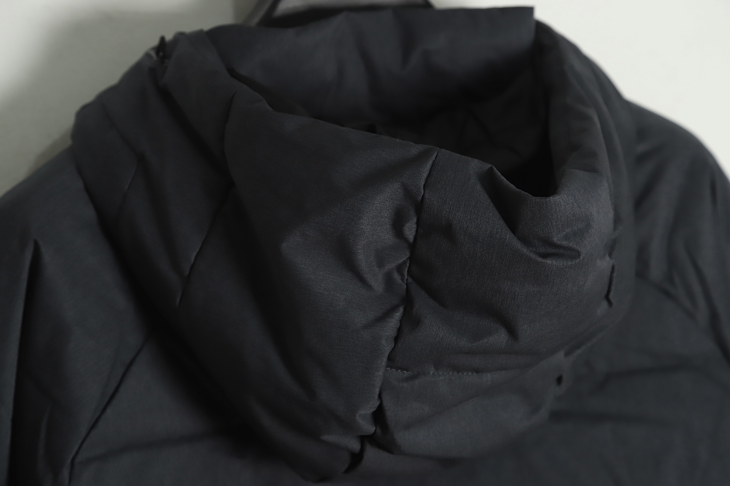 DESCENTE Hooded Cropped Down Jacket with Laminated Pockets Navy blue