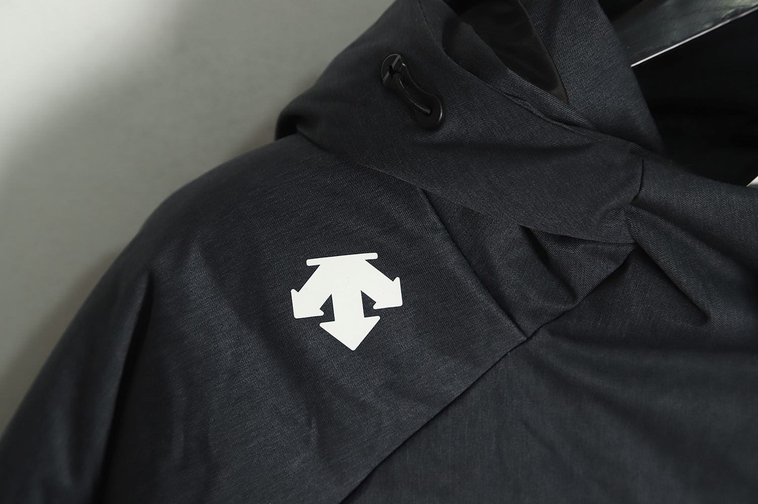 DESCENTE Hooded Cropped Down Jacket with Laminated Pockets Navy blue