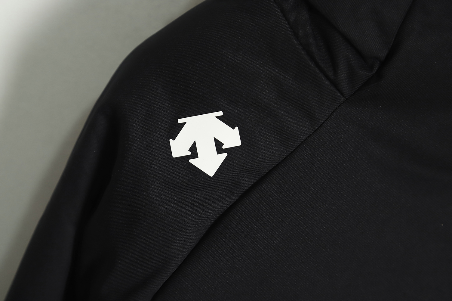DESCENTE Hooded Cropped Down Jacket with Laminated Pockets Black