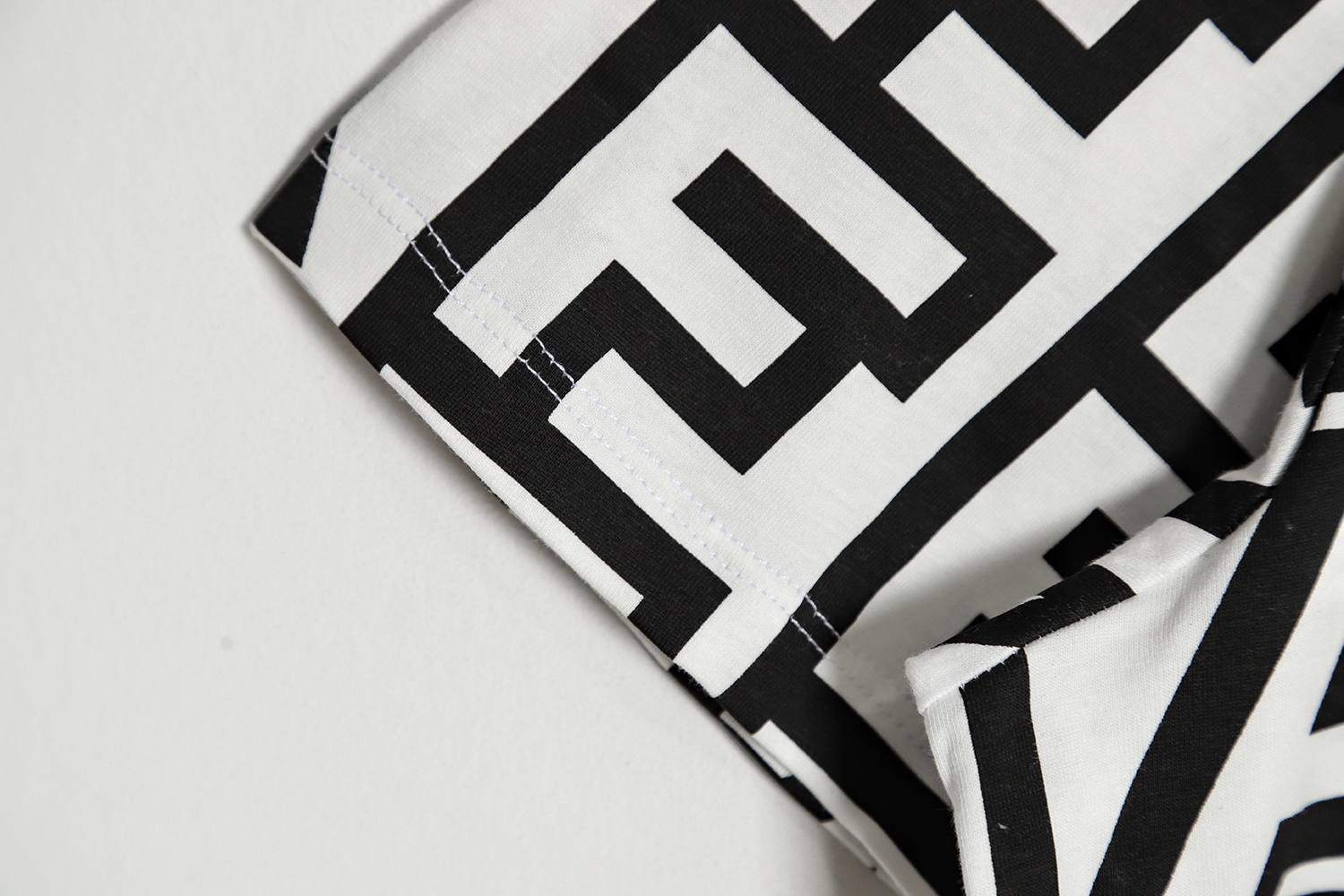FENDI 23SS black and white full letter short-sleeved T-shirt