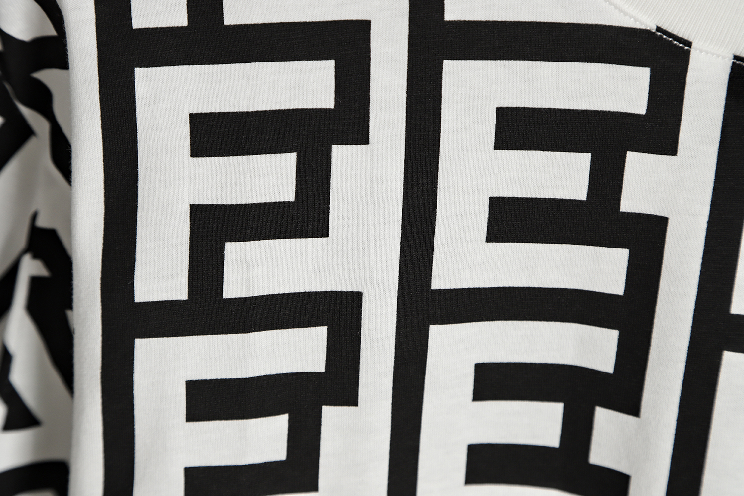 FENDI 23SS black and white full letter short-sleeved T-shirt