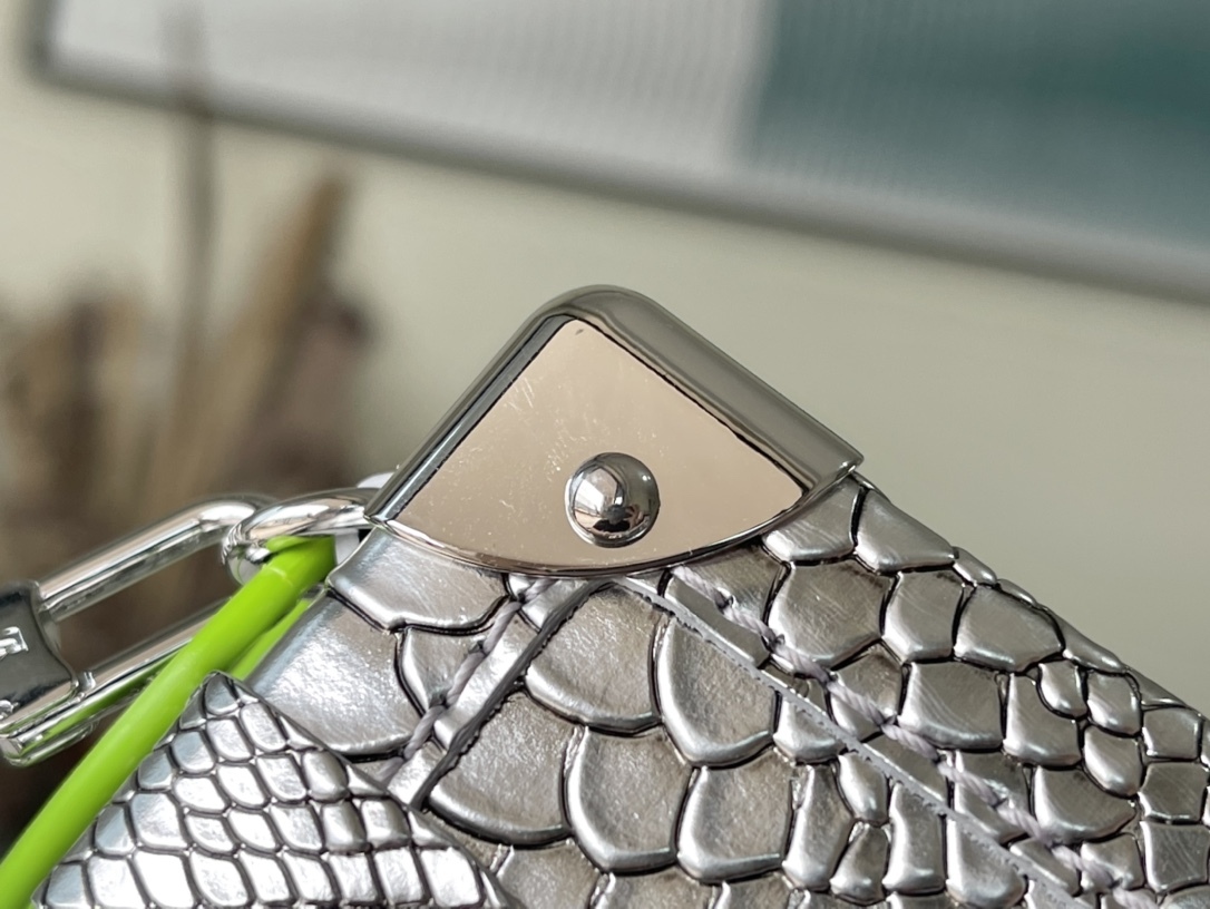 Louis Vuitton Bags M44199 20*12.5*5cm