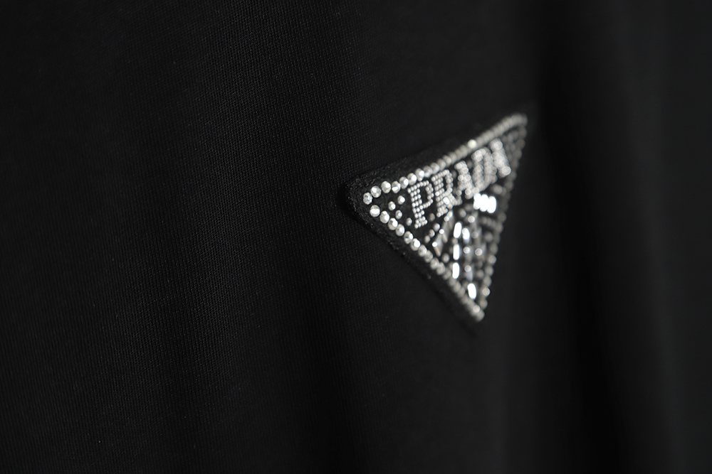 PRADA PRD 23SS Triangle rhinestone standard short-sleeved T-shirt TSK1