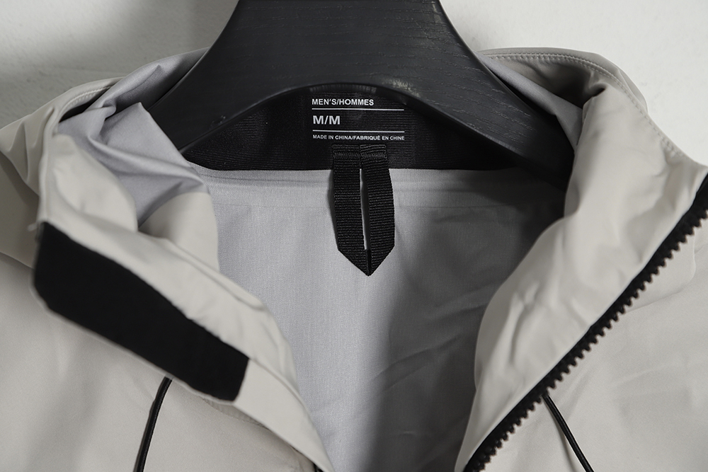 ARC''TERYXAlpha SV Outdoor Hard Shell Jacket (Ivory White)