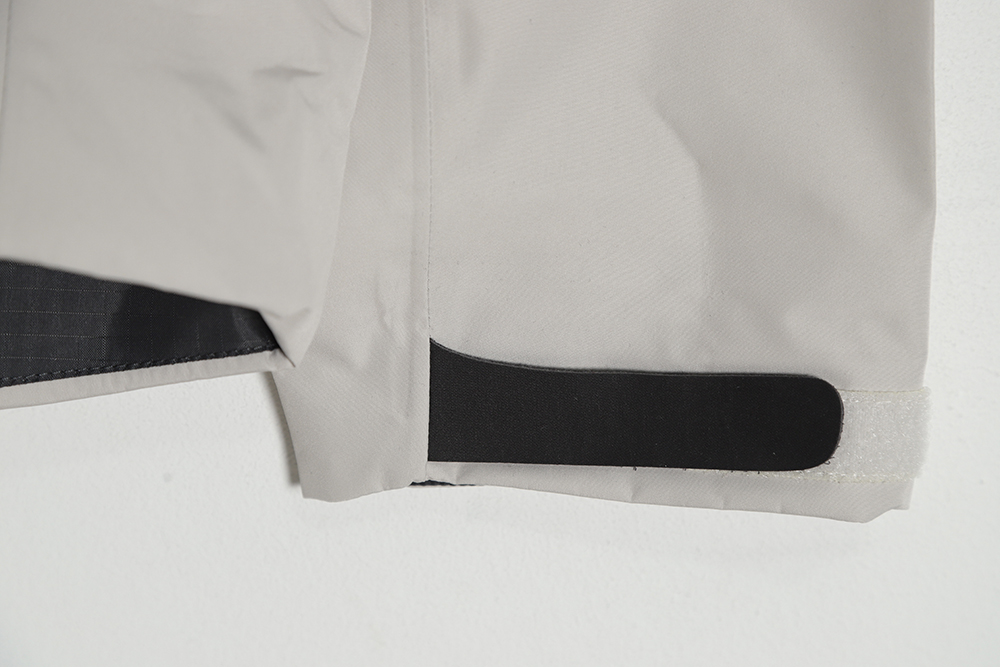 ARC'TERYXAlpha SV Outdoor Hard Shell Jacket (Ivory White)