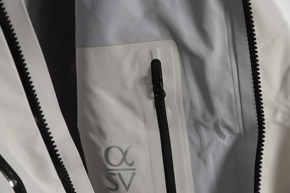 ARC'TERYXAlpha SV Outdoor Hard Shell Jacket (Ivory White)