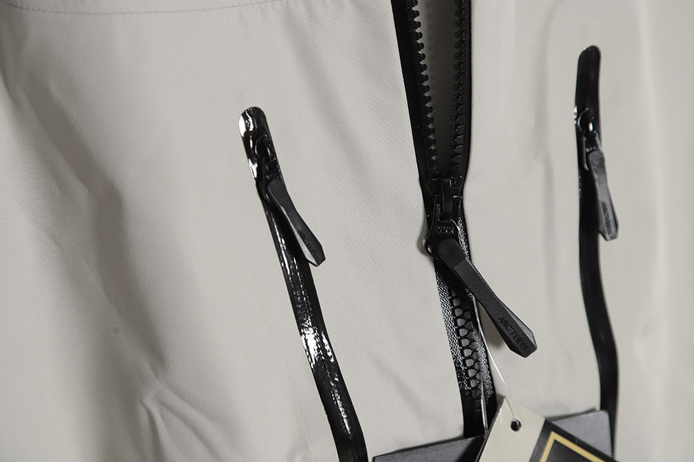ARC'TERYXAlpha SV Outdoor Hard Shell Jacket (Ivory White)
