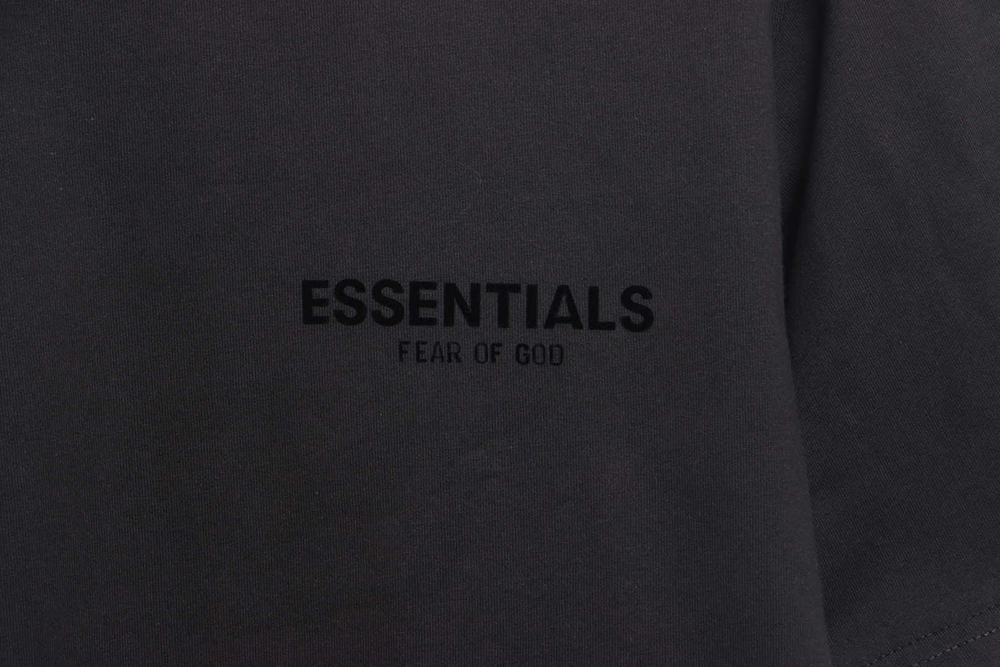 Double stitched flocked logo print short sleeves