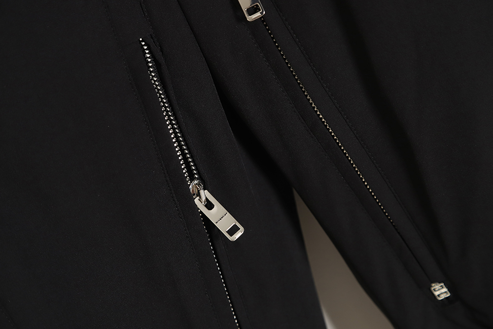 Givenchy 23SS Buckle Belt Zip Pocket Cargo Pants