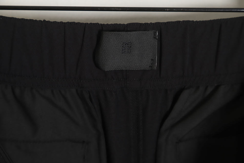 Givenchy 23SS Buckle Belt Zip Pocket Cargo Pants