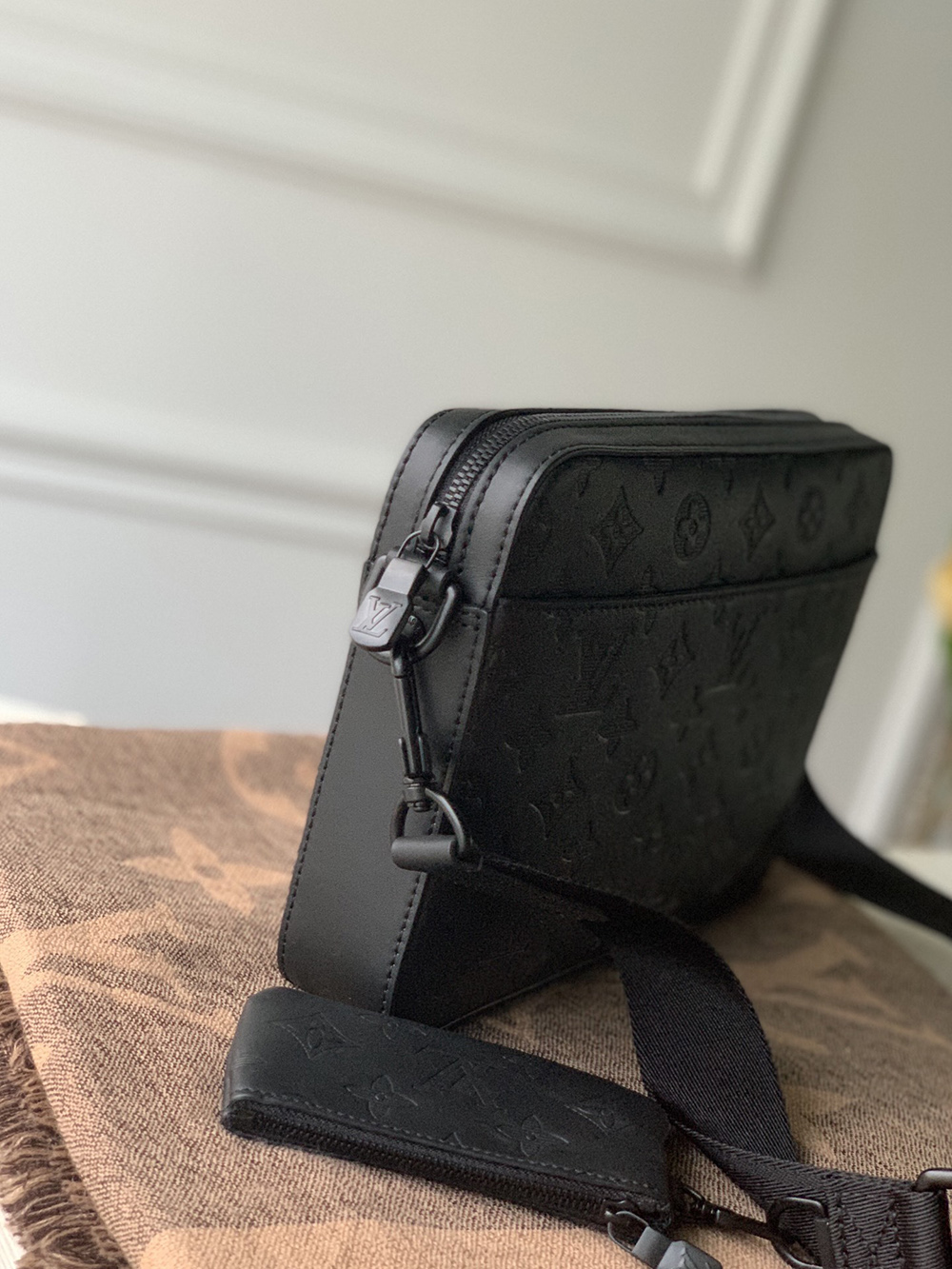 Louis Vuitton Bags M69827 27*4.5*18.5cm