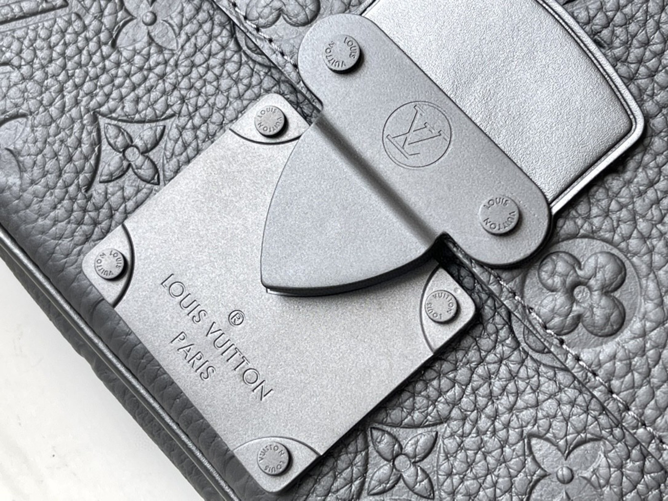 Louis Vuitton Bags M58487 21*15*4cm