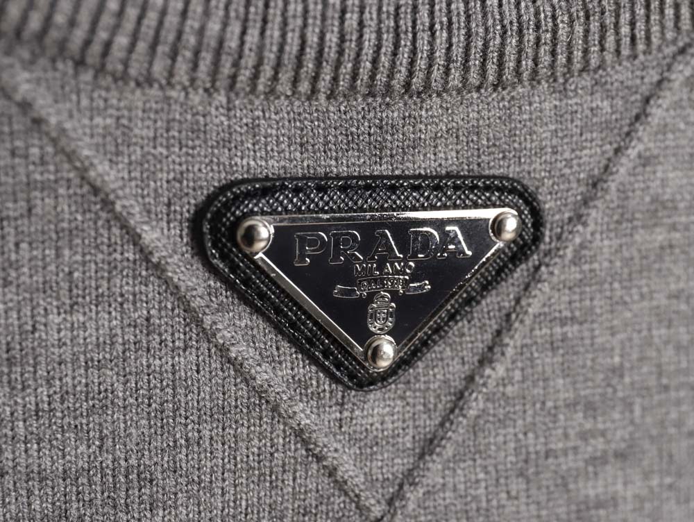 Prada 23Fw triangle logo crew neck sweater_CM_1
