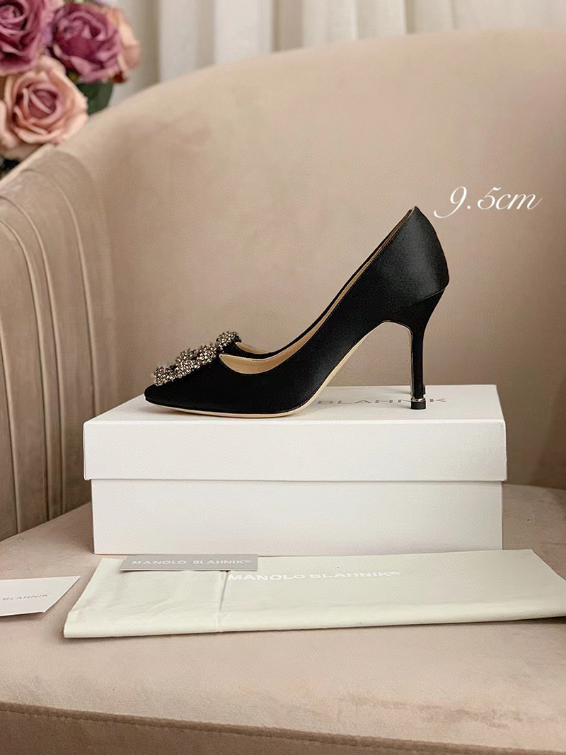MANOLO BLAHNIK Hangisi Satin Pumps
