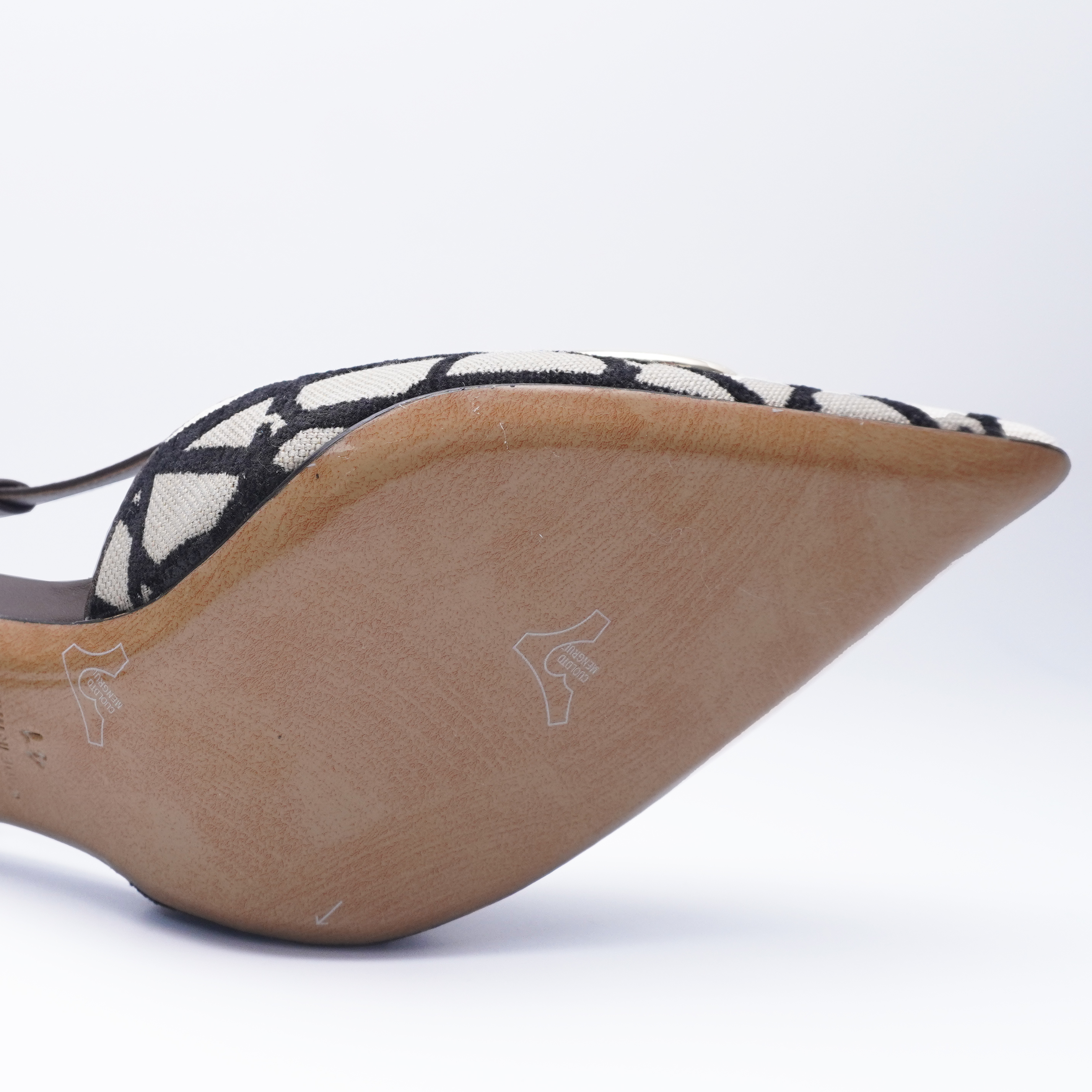 VALENTINO GARAVANI VLogo Signature Pumps