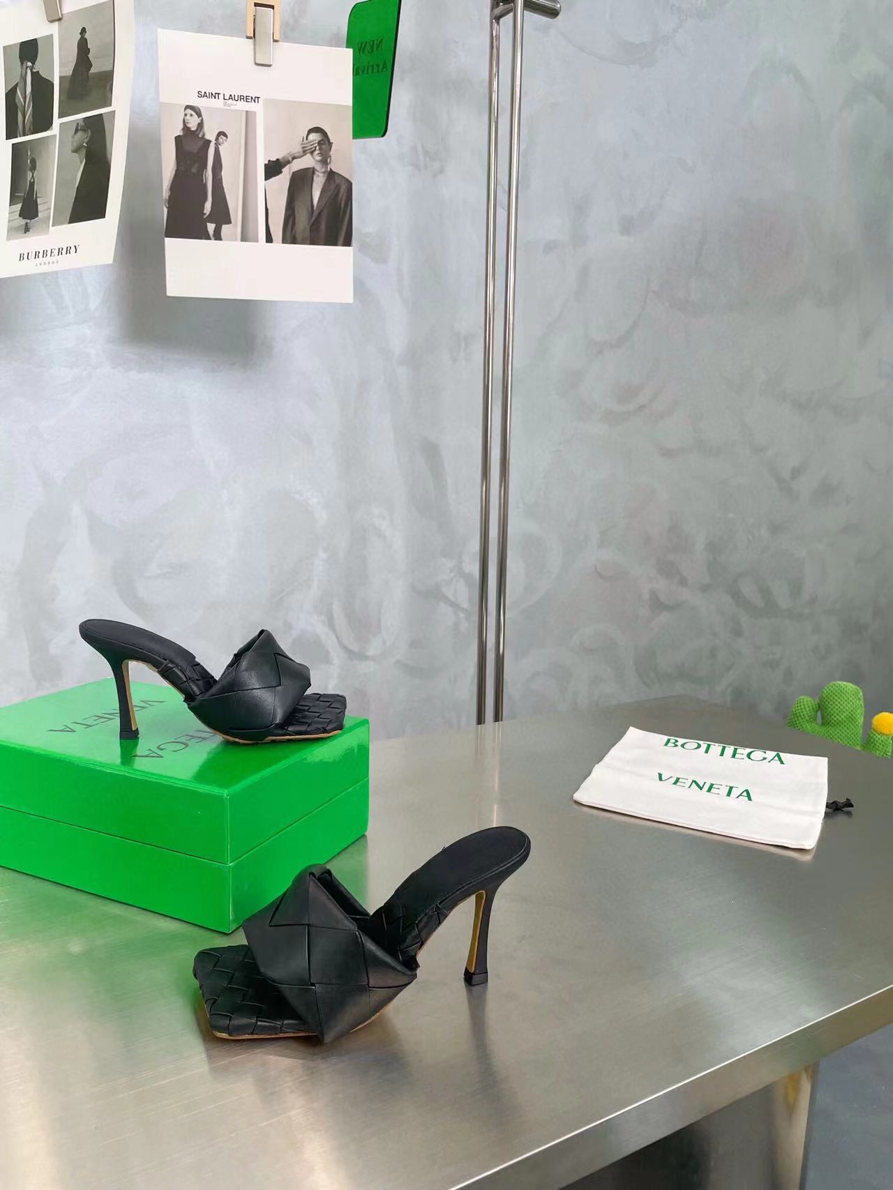 BOTTEGA VENETA BLACK ‘BV LIDO’ HEELED MULES