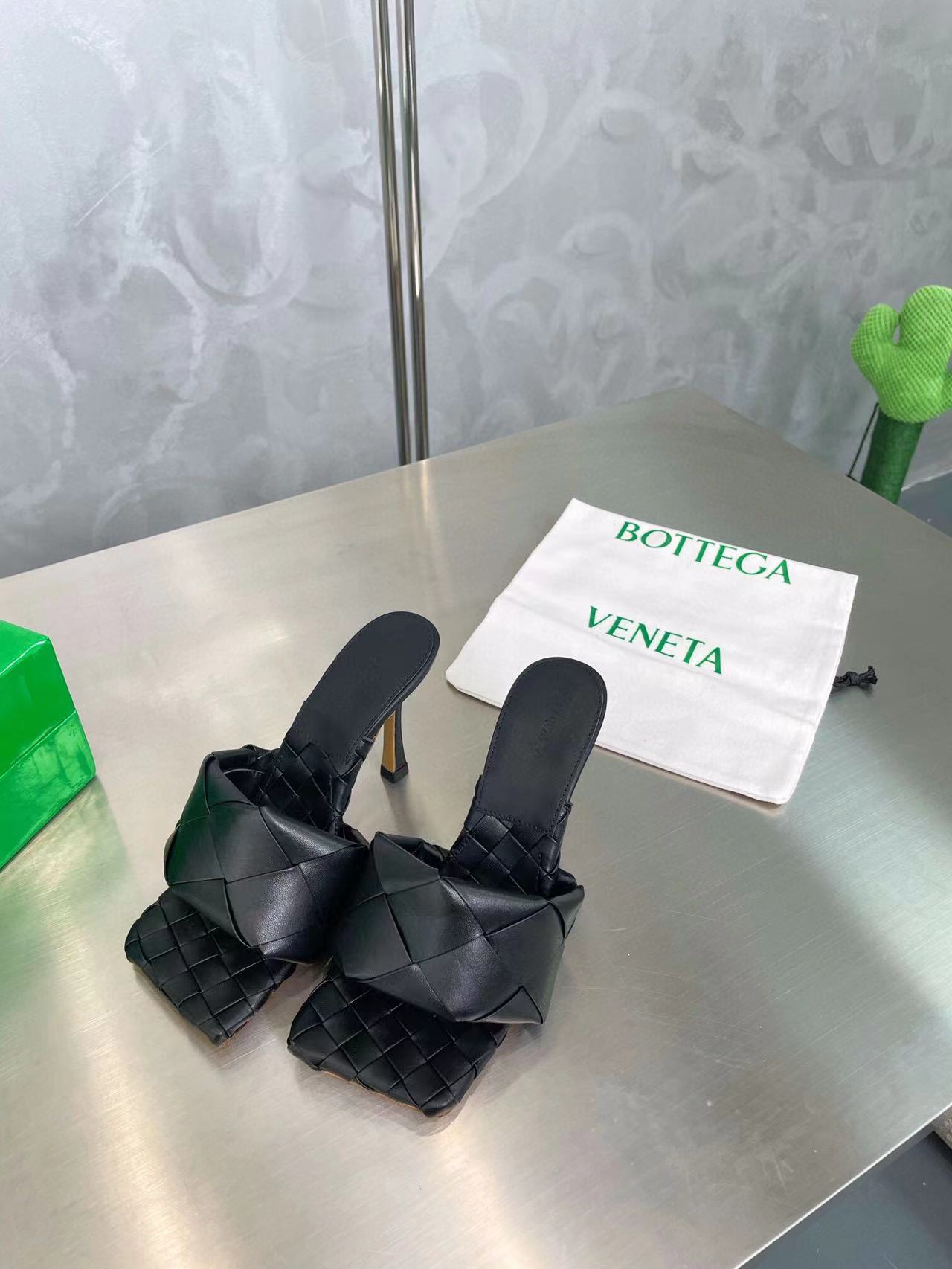BOTTEGA VENETA BLACK ‘BV LIDO’ HEELED MULES