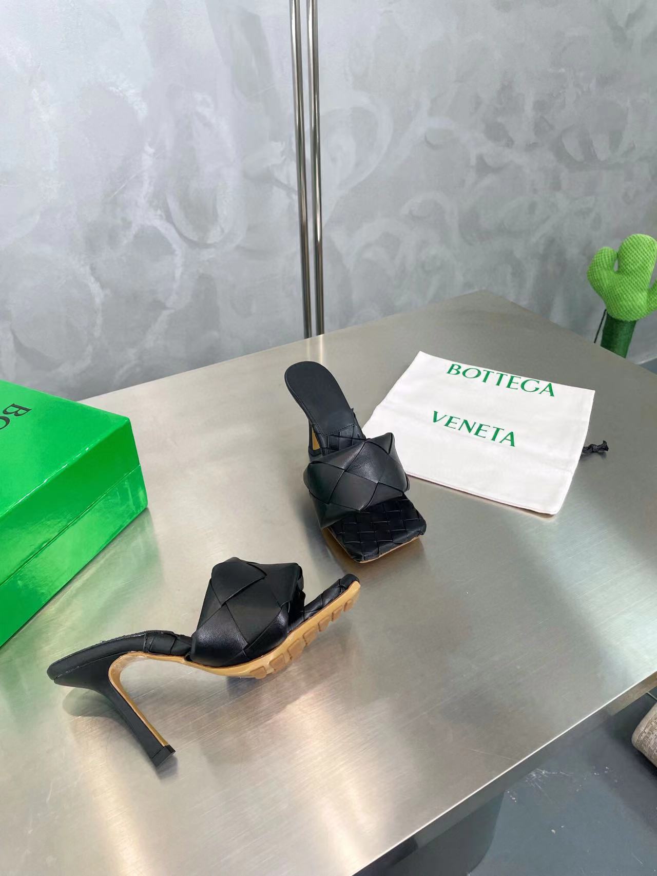 BOTTEGA VENETA BLACK ‘BV LIDO’ HEELED MULES
