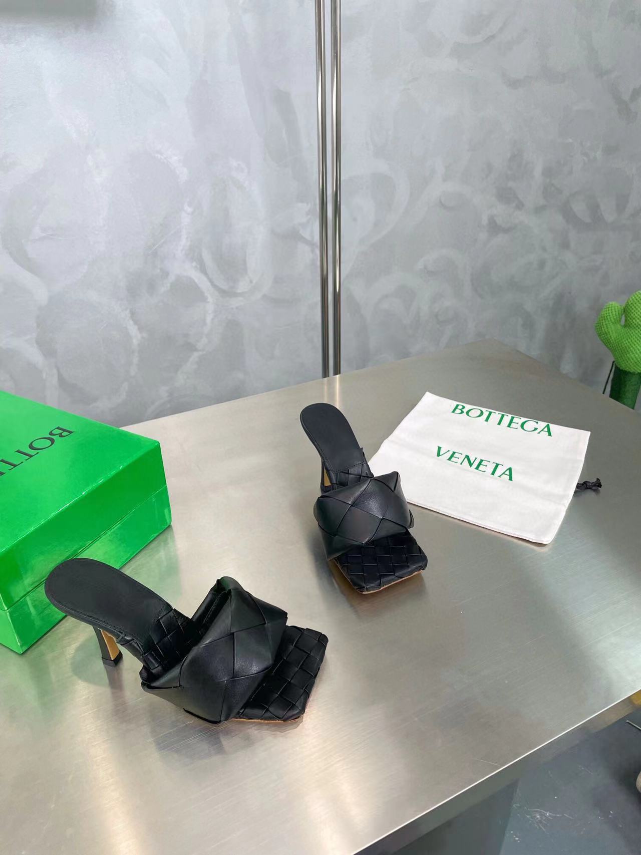 BOTTEGA VENETA BLACK ‘BV LIDO’ HEELED MULES