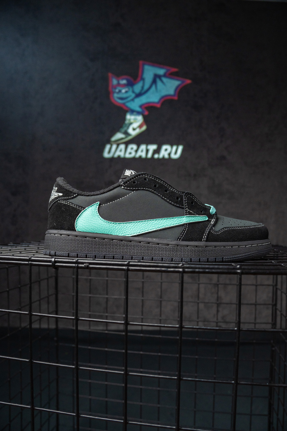 TRAVIS SCOTT X AIR JORDAN 1 LOW OG & TIFFANY & Co