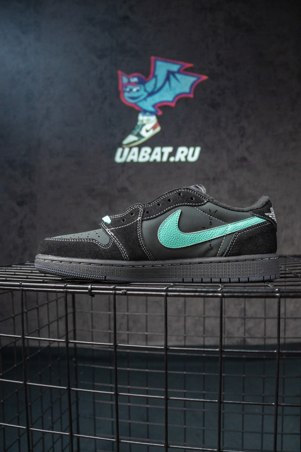 TRAVIS SCOTT X AIR JORDAN 1 LOW OG & TIFFANY & Co