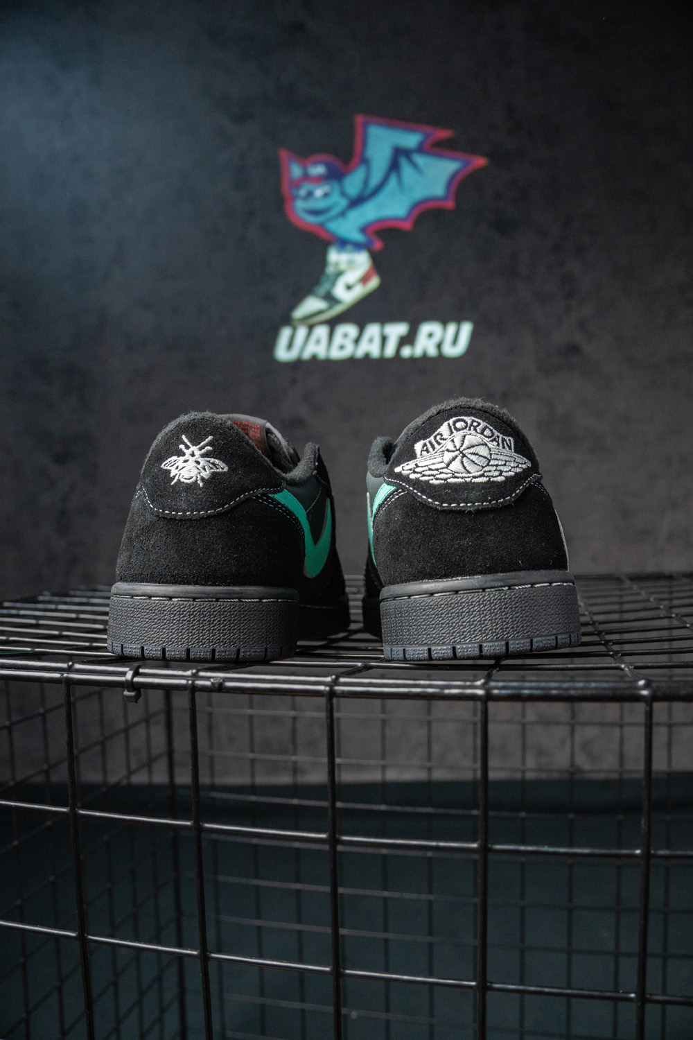 TRAVIS SCOTT X AIR JORDAN 1 LOW OG & TIFFANY & Co