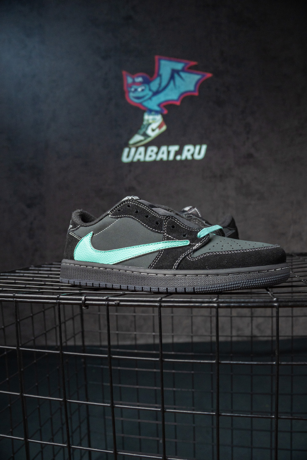 TRAVIS SCOTT X AIR JORDAN 1 LOW OG & TIFFANY & Co