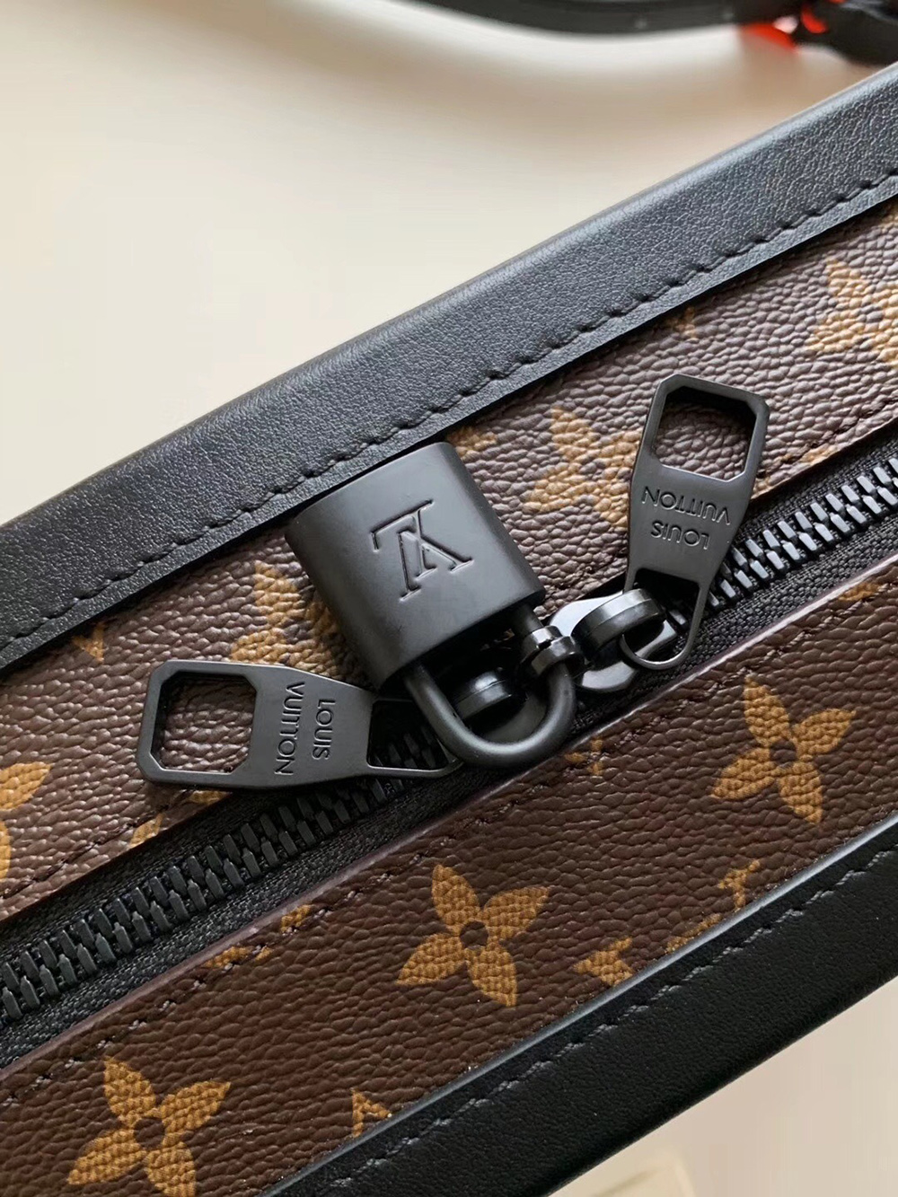 Louis Vuitton Bags M44427 24.5*10*17.5cm