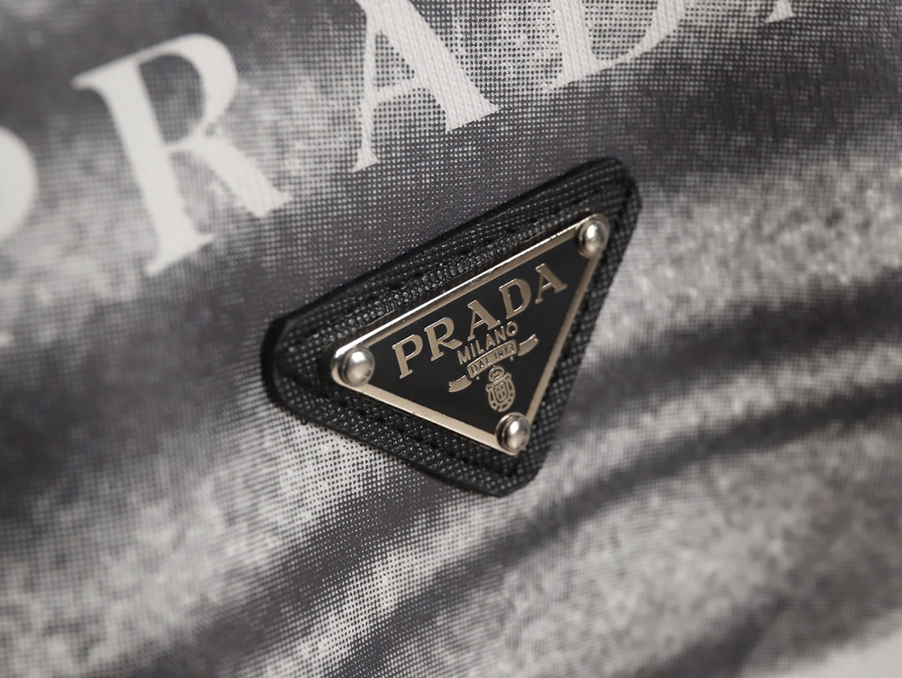 Prada 24SS phantom triangle logo printed crew neck sweatshirt TSK1
