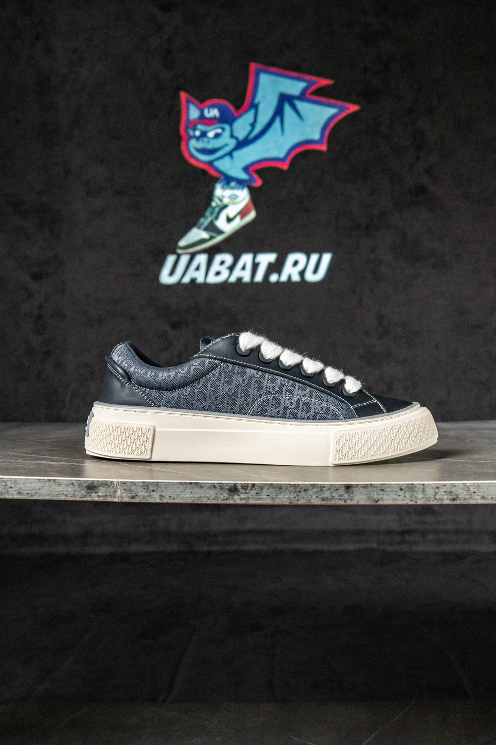 B33 SNEAKER  Black Smooth Calfskin and Dior Oblique Jacquard