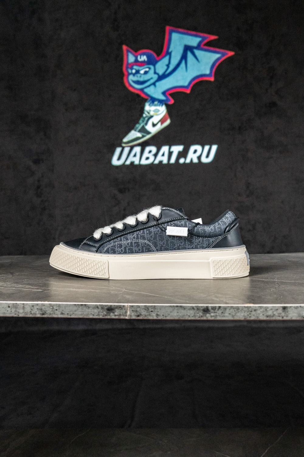 B33 SNEAKER  Black Smooth Calfskin and Dior Oblique Jacquard