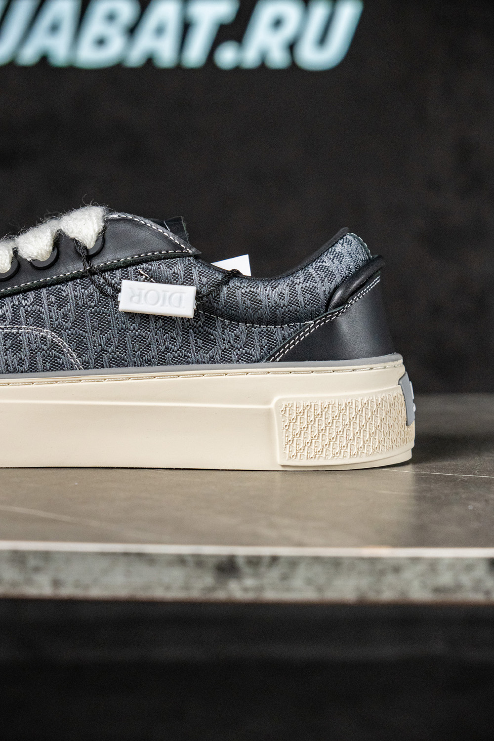 B33 SNEAKER  Black Smooth Calfskin and Dior Oblique Jacquard