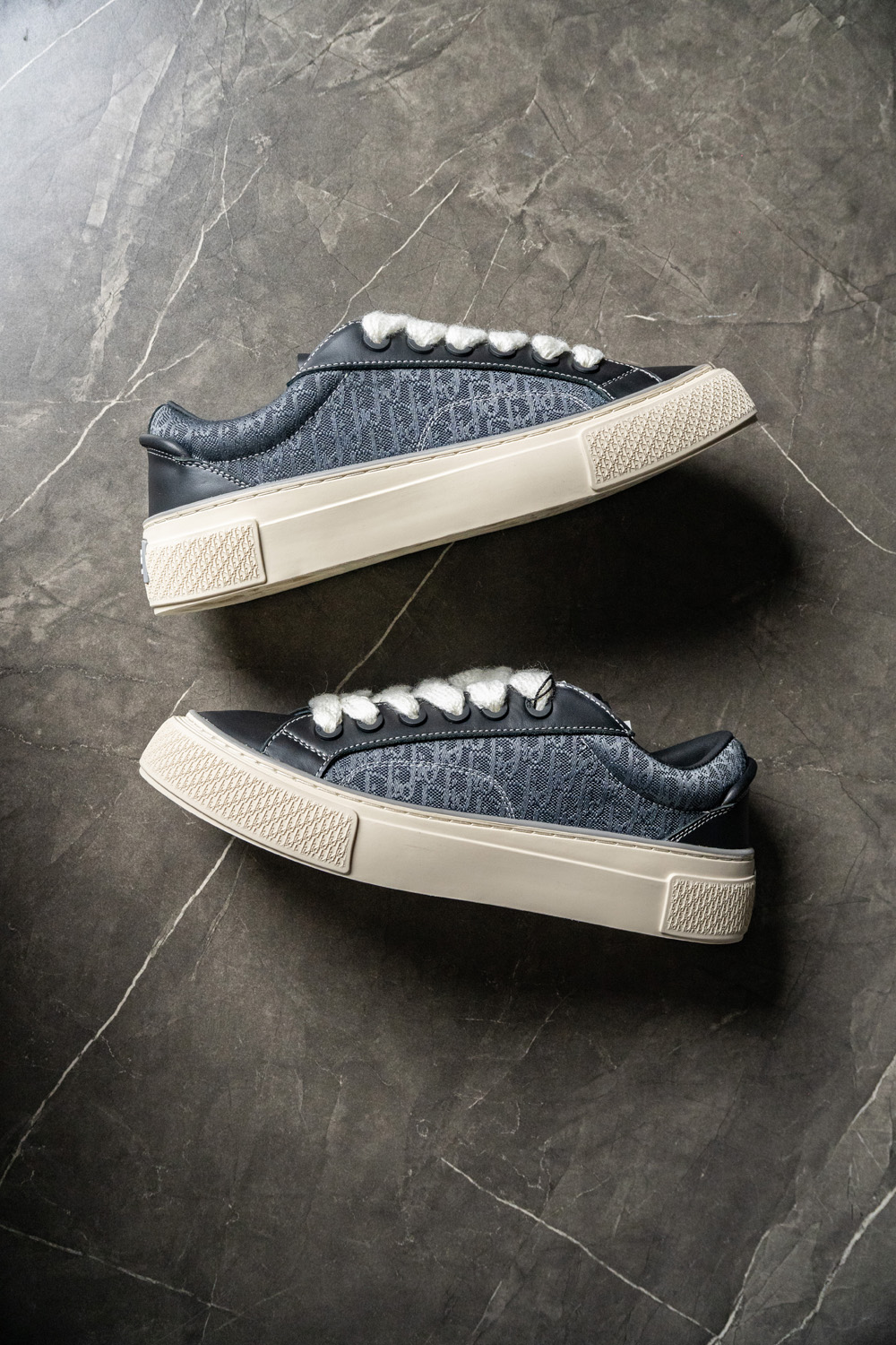 B33 SNEAKER  Black Smooth Calfskin and Dior Oblique Jacquard