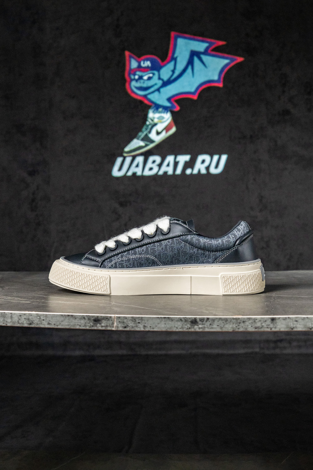 B33 SNEAKER  Black Smooth Calfskin and Dior Oblique Jacquard