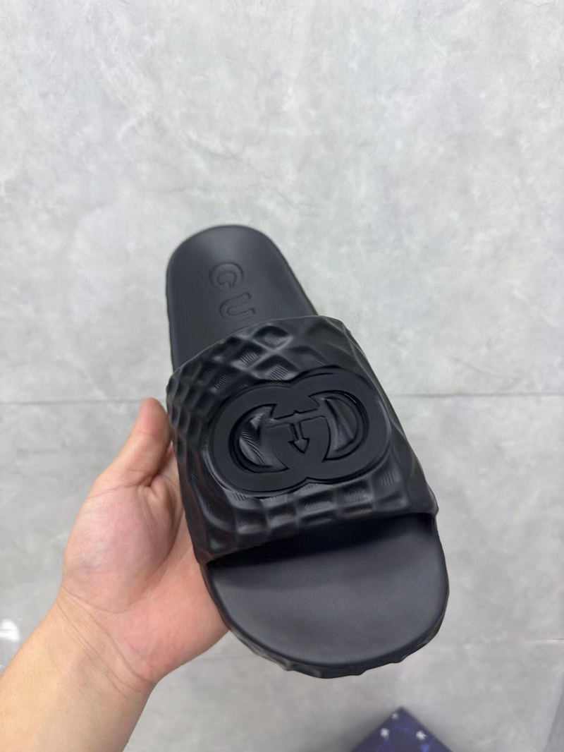 GUCCI MEN''S INTERLOCKING G SLIDE SANDAL