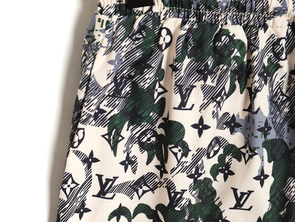 Louis Vuitton all-over print shorts TSK1