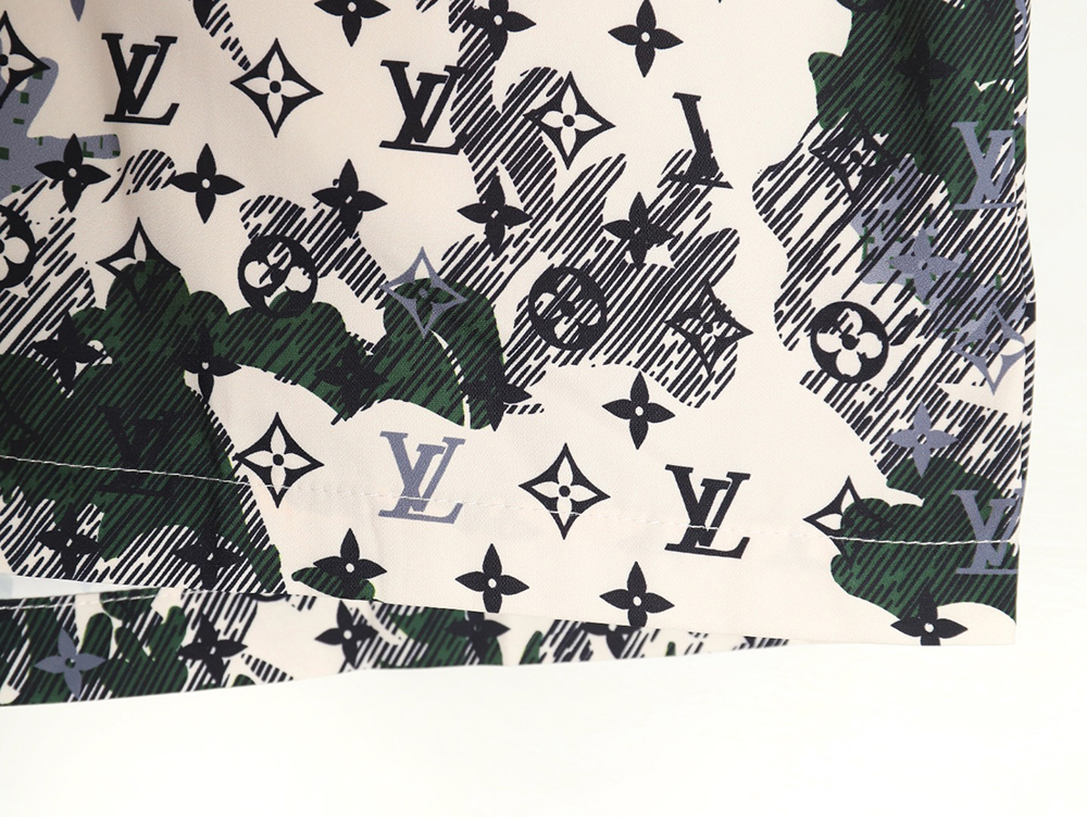 Louis Vuitton all-over print shorts TSK1