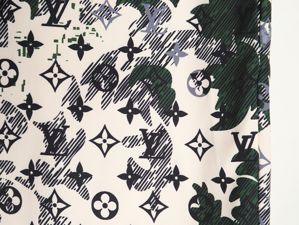 Louis Vuitton all-over print shorts TSK1