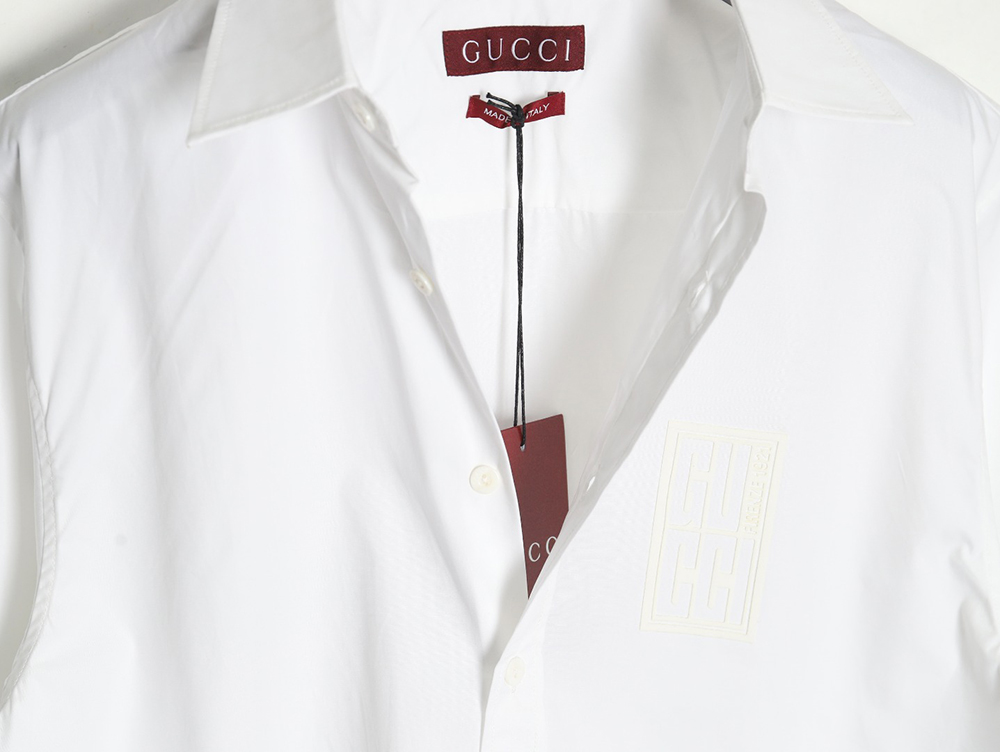 Gucci short-sleeved shirt with embossed logo on chest